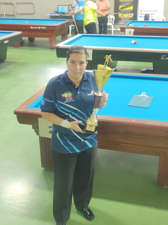 Johana Sandoval sosteniendo la copa