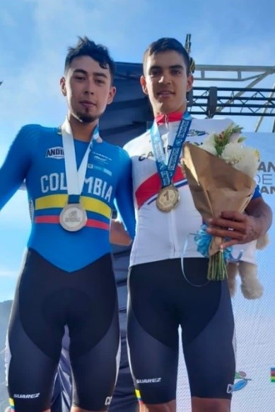 John Fernando Porras y otro deportista con medallas