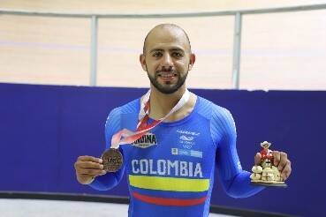 Jordán Parra sosteniendo la medalla