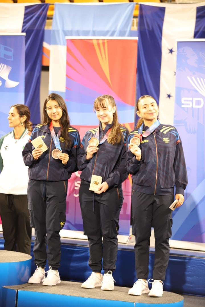 Juliana Quiroga (izq.) y Tatiana Prieto (cen.), bronce en esgrima, florete equipos femenino. Foto IDRD.