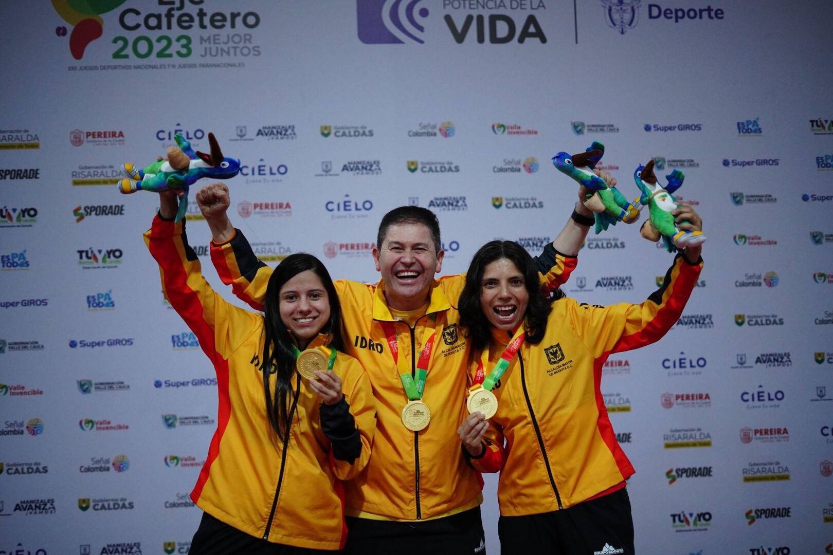 Kelly Montiel y Yuliana Mayorga, junto a su entrenador Orlando Castro. Foto IDRD.