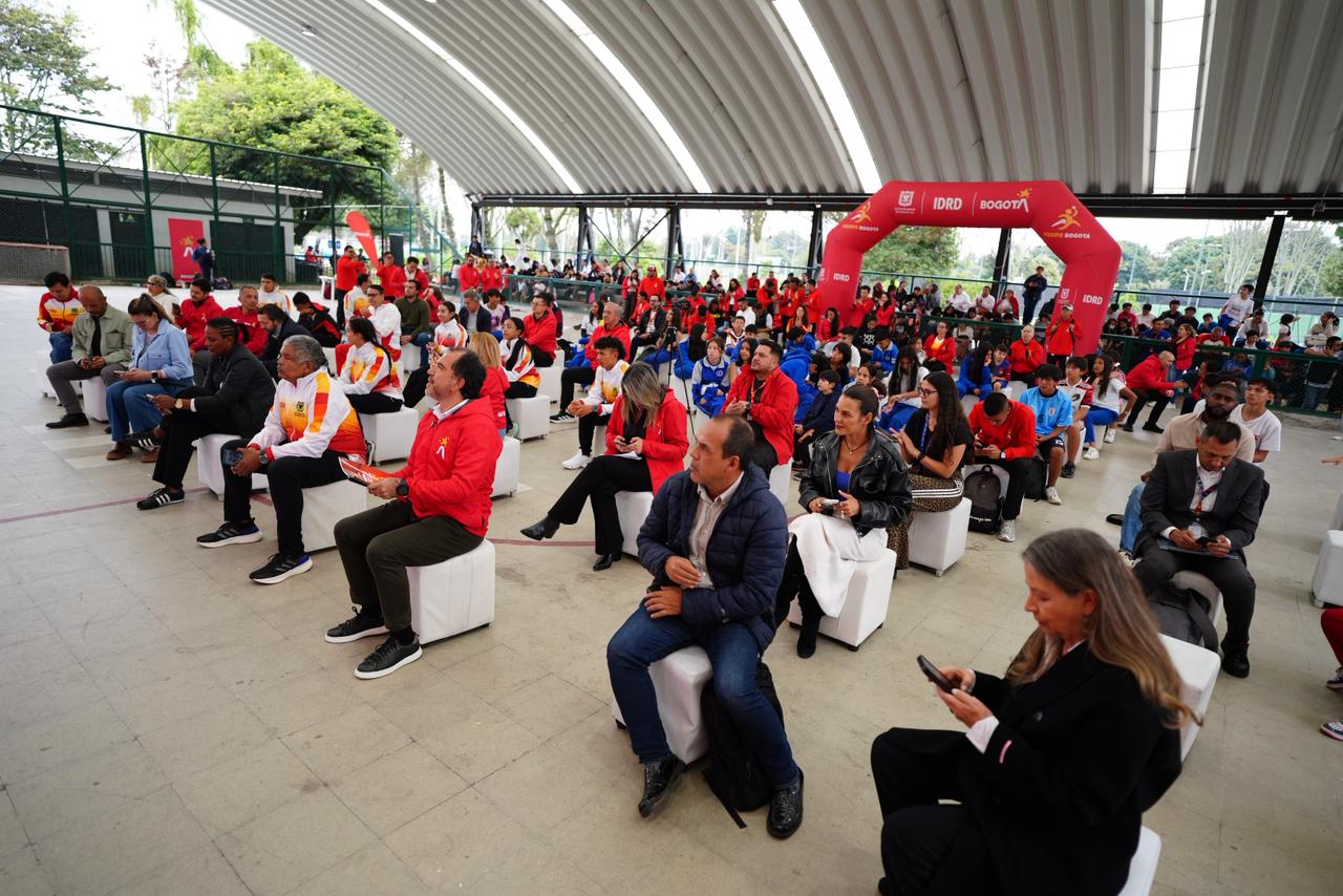 El director del IDRD, Daniel García Cañón, y otros ilustres asistentes, durante la presentación de la cartilla de búsqueda de talento que presentó el Instituto. Foto IDRD. 