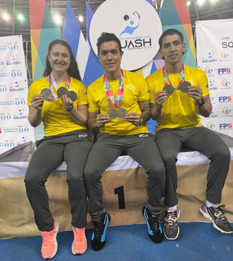 Laura Tovar, Miguel Rodríguez y Andrés F. Herrera (de izquierda a derecha), brillaron en el Panamericano de Squash. Foto: IDRD. 