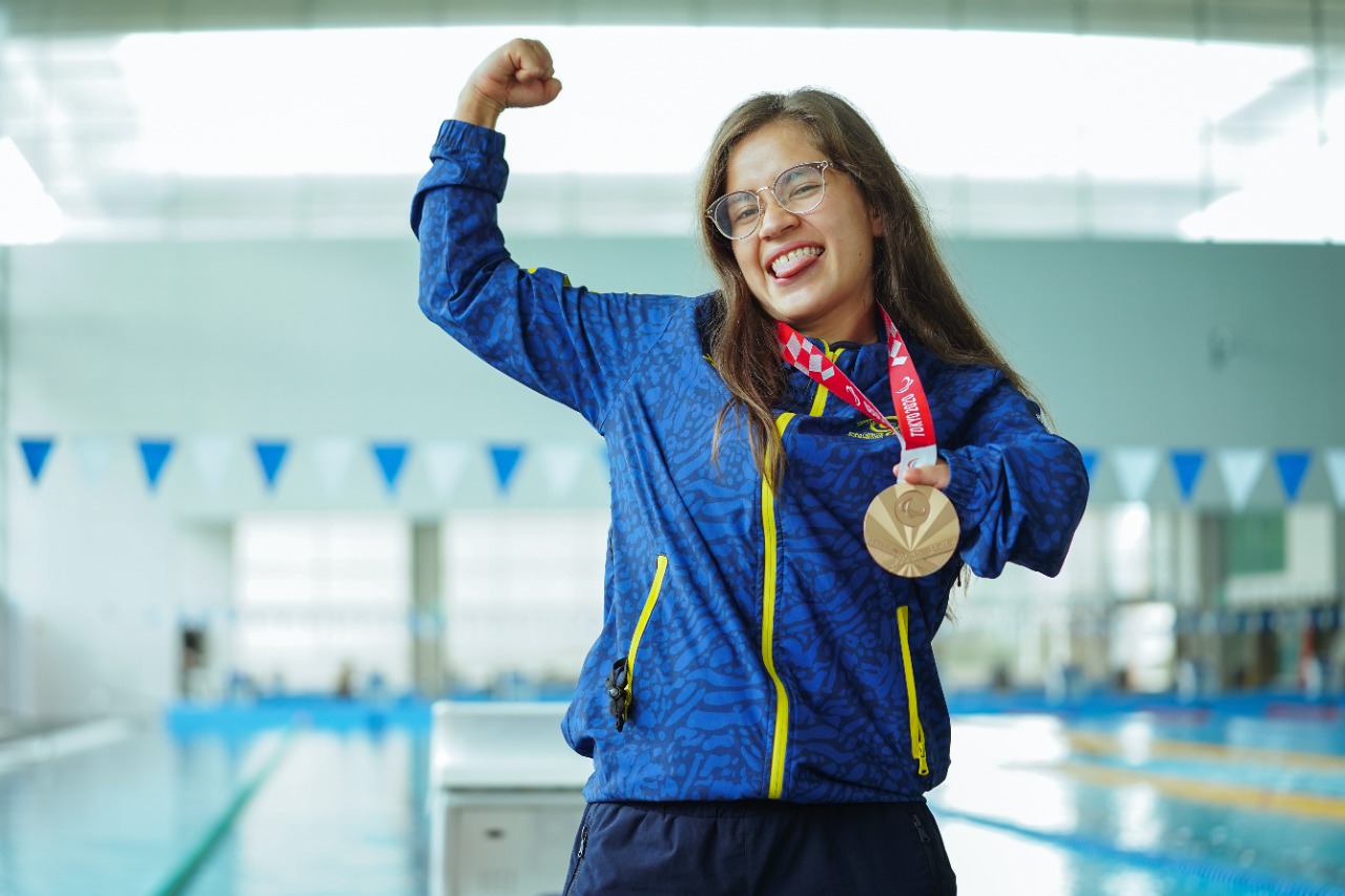 laura carolina con medalla 