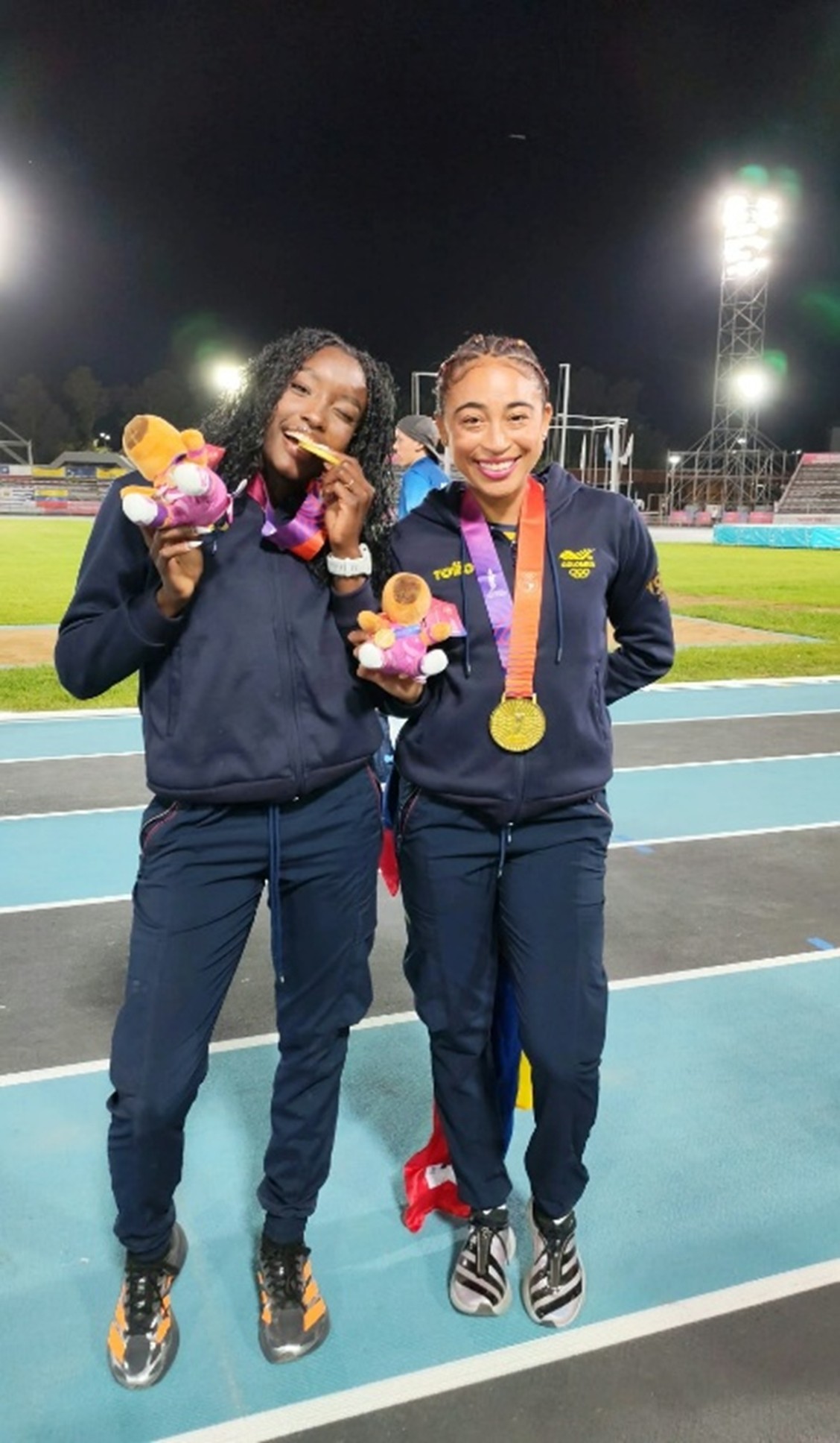 Melani Bolaño (izq.) -oro y plata-, y Lina Licona -1 oro y 2 platas-, las gacelas de los 400 metros. Foto IDRD.