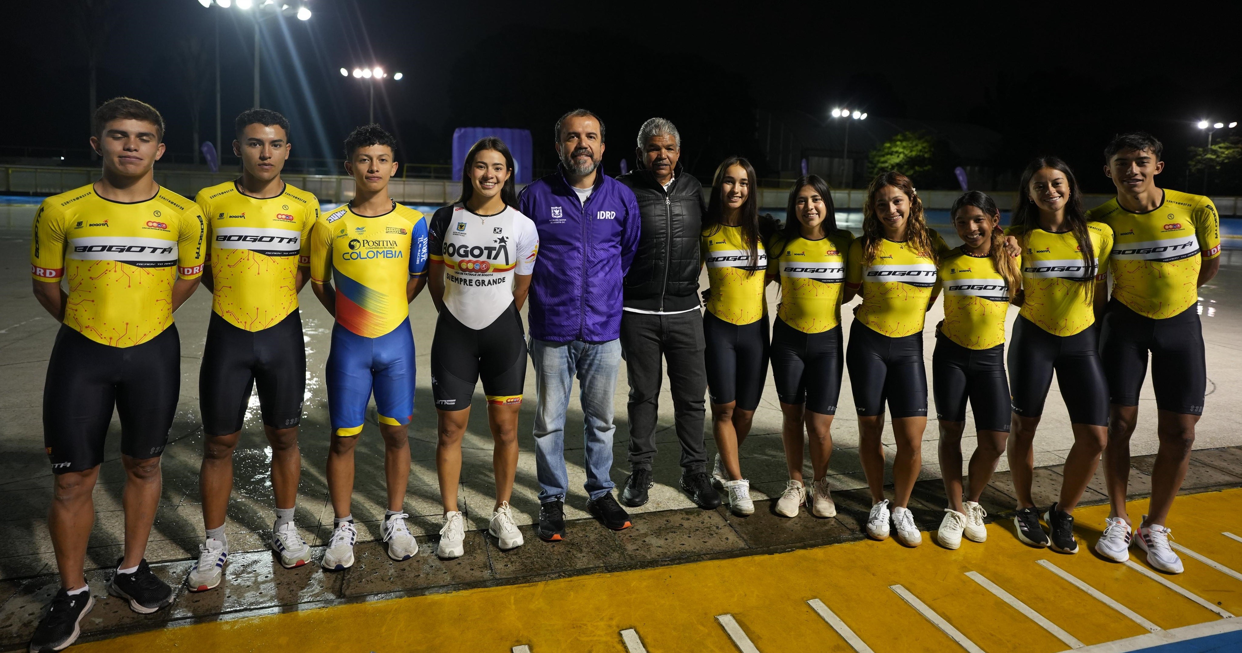 Los patinadores bogotanos de la Selección Colombia, con el director del IDRD, Daniel García, y el entrenador Elías Del Valle. Foto IDRD.