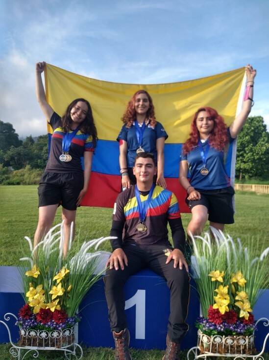 deportista con bandera de colombia