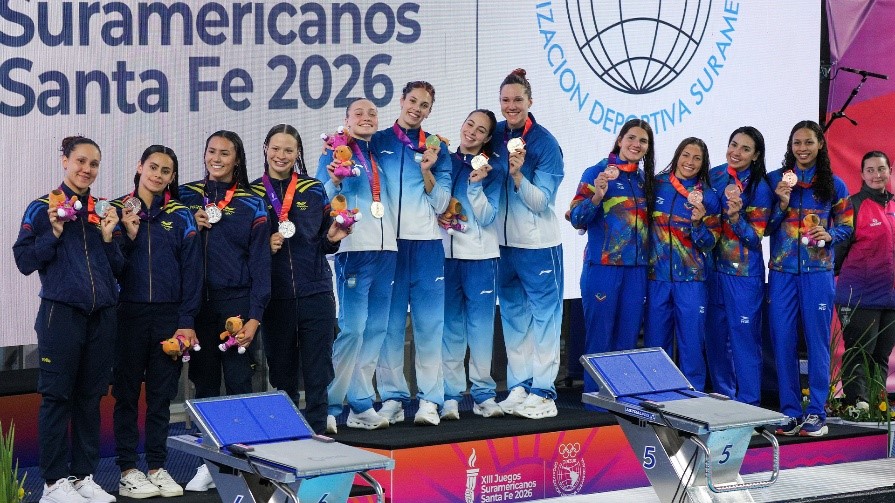 A la izquierda, equipo colombiano de 4x100 combinado en natación carreras. Todas bogotanas. De izquierda a derecha: Jasmín Pistelli, Laura Melo, Samantha Baños y Sirena Rowe. Foto cortesía COC.