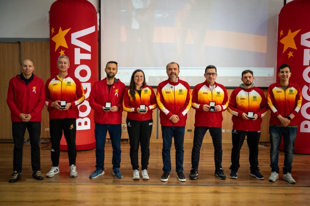 Los metodólogos y entrenadores también fueron distinguidos. Están (izq. a der.) Óscar Ruiz, los metodólogos Rafael Avella, Carlos Ardila y Melisa Álvarez, el director Daniel García, los entrenadores Pablo Ríos (karate) y Mario Fúquene (tenis de mesa), e Iván Morales. Foto IDRD.