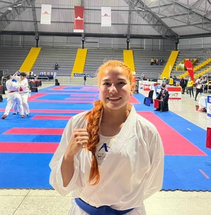 Roxanne Hernández compítiendo
