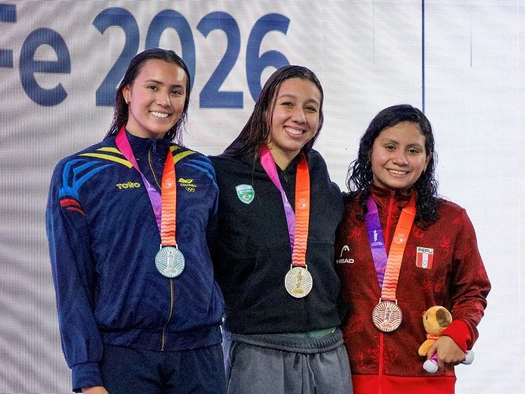 Samantha Baños (izq.) fue medalla de plata en los 200 mts mariposa.