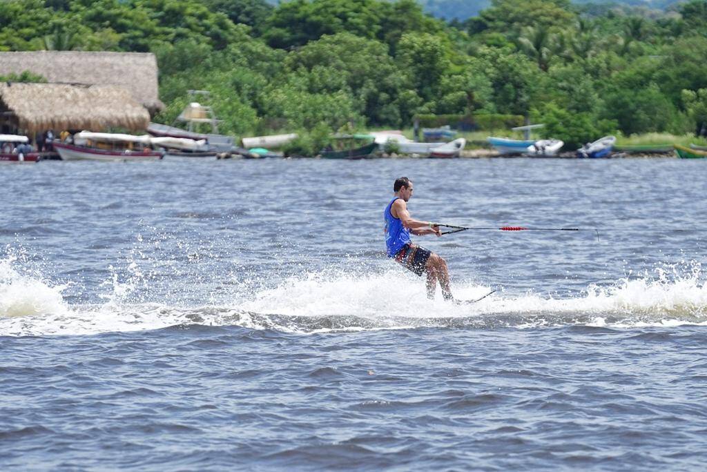 deportista esquiando