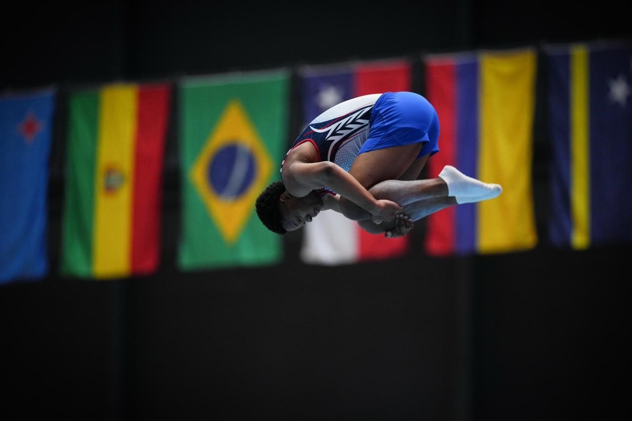 Santiago Parra ganó dos medallas de oro: en individual y en sincronizado masculino, en gimnasia de trampolín. Foto IDRD / Andrés ROT, enviado especial.