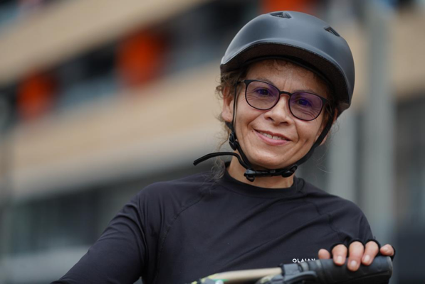 mujer con bici