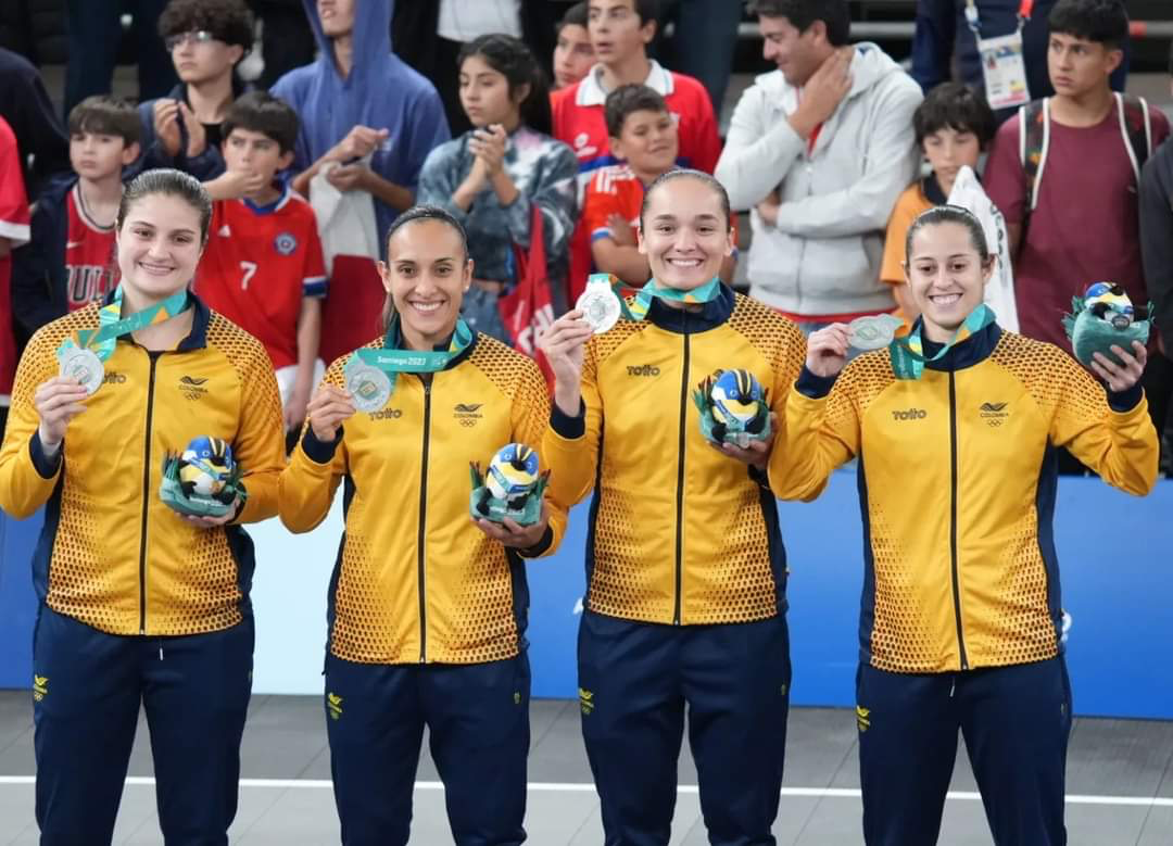 Wendy Coy (tercera de izq. a der.) y una histórica medalla de plata en baloncesto 3x3. Foto cortesía COC.
