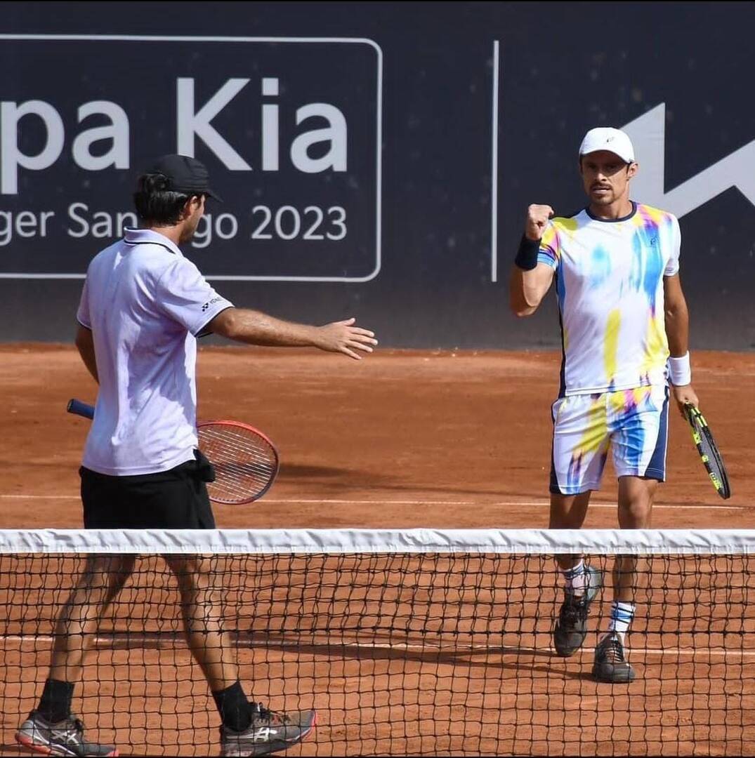 Cristian Rodríguez (à direita) foi vice-campeão de duplas no Challenger do Chile.  Foto de imprensa do torneio.