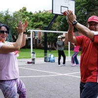 Pareja de adultos en actividad recreativa