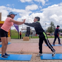Mujer juagando con un niño