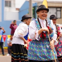 Mujer en actividad cultural en parque