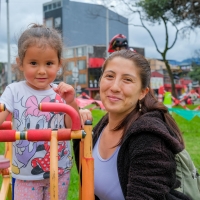 Madre e hija em un parque