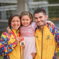 Paula Ossa, junto a su hija y Isabella y su esposo Edwin Matiz, con su medalla de los Juegos paralímpicos. Una mamá guerrera y campeona. Foto IDRD.