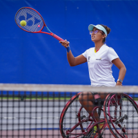 María Angélica Bernal juega la final de dobles en Wimbledon, en el torneo en silla de ruedas. Foto cortesía CPC.