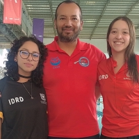 Las paraactividades subacuáticas se estrenan en los Juegos Mundiales en Chengdú, China, con la paraapnea dinámica. Dos bogotanas representarán a Colombia., Yuritza Arévalo (izq.) y María Carolina Rodríguez (der ); van con el entrenador Jimmy Acosta. Foto IDRD.