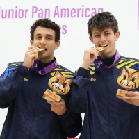 Juan José Torres Lara (izq.) y Juan Antonio Irisarri Suárez (der.), de squash, los dos máximos medallistas del Equipo Bogotá en Asunción 2025. Foto cortesía COC. 