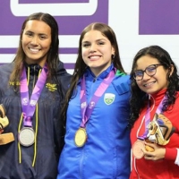 Samantha Baños (izq.), del Equipo Bogotá, en el podio de los 200 mts mariposa en la natación carreras de los II Juegos Panamericanos Junior Asunción 2025. Foto cortesía COC.