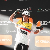 Luis Rincón celebrando su victoria en Brasil. Foto cortesía basefest.com.br.