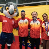 Carlos Sanmartín (izq.) con el director del IDRD, Daniel García Cañón, y Natalia Linares, a su llegada a Bogotá. Con ellos, Xue, una de las mascotas de la escuadra capitalina. Foto IDRD.