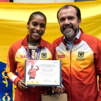 La medallista mundial de salto largo, Natalia Linares, con el director del IDRD, Daniel García Cañón, quien le hizo entrega de una distinción por el logro alcanzado en Tokio 2025. Foto IDRD.