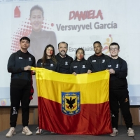 Deportistas del Equipo Bogotá con el director del IDRD