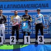 Otra vez en el podio, tras un año sin correr debido a una lesión, el doble medallista olímpico de BMX Racing, Carlos Ramírez, en la Copa Iberoamericana y Latinoamericana en Brasil. Aparecen (izq. a der.) Santiago Suárez, de Bogotá, sexto, Guilherme Ribeiro (Brasil, cuarto), Carlos Ramírez, de Bogotá (plata), Mateo Carmona (Colombia, oro), Gonzalo Molina (Argentina, bronce), Federico Villegas (Argentina, quinto) y Pedro Vinicius Santos (Brasil, séptimo). Foto prensa Confederación Brasileña de Ciclismo.