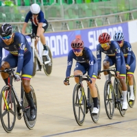 Diego Dueñas (izq.) y Paula Ossa (enseguida), en un entrenamiento en el Mundial de Paracycling en Pista. Fueron protagonistas y Dueñas ganó dos medallas de bronce. Foto cortesía UCI Paracycling.