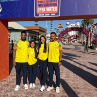   Alexander Jiménez (der.), volvió a coronarse campeón mundial de los 1.000 metros superficie de natación con aletas, ahora en Egipto. Laura Saavedra (segunda izq. a der.) fue décima. Foto cortesía Fedecas.