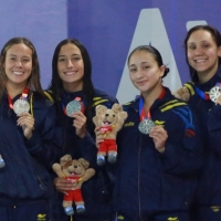 Jasmín Pistelli (derecha), del Equipo Bogotá, ganó dos medallas de oro en natación carreras, en los 100 mts espalda -con récord bolivariano-, y el relevo 4x100 mts combinado. Foto cortesía COC.