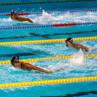 La nadadora Samantha Baños (abajo) dominando con claridad la prueba de los 200 metros mariposa femenino, para colgarse la medalla de oro en los Juegos Bolivarianos Lima-Ayacucho 2025. Foto cortesía COC.