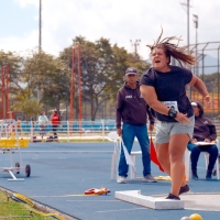 Esfuerzo al máximo de Daniela Colmenares, para convertirse en la mejor del mundo en impulsión de la bala, ganando el oro en los Juegos Sordolímpicos Tokio 2025. Foto IDRD.