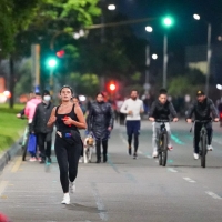Bogotá recibe una nueva noche inolvidable con la Ciclovía Nocturna