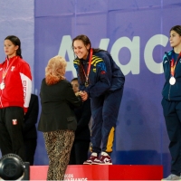 La nadadora del Equipo Bogotá, Jasmín Pistelli, recibe una de sus 4 medallas de oro, que la dejaron como la figura de Colombia en los XX Juegos Bolivarianos Lima-Ayacucho 2025. Foto cortesía COC. 