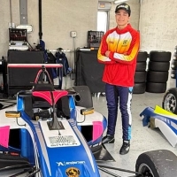 “Tatán Garzón, el nuevo piloto del Equipo Bogotá, junto al monoplaza que tendrá en la USF2000 en 2026. Foto IDRD.