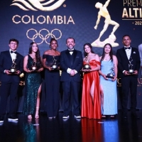 El IDRD y el Equipo Bogotá, ganadores en los Premios Altius. Aparecen (izq. a der.) Elías del Valle, Samuel Sosa, Manuela Rodríguez, Natalia Linares, Daniel García -director IDRD-, Gabriela Rueda, Valeria Hernández, Alexander Jiménez y Martín Suárez. Foto IDRD.