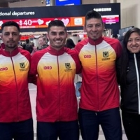 Equipo Bogotá de paracycling, que estará por Colombia en el Campeonato Panamericano de Pista y Ruta en Brasil. Aparecen (izq. a der.) Juan José Ríos, Juan Andrés Gómez, Edwin Matiz, Esneider Muñoz y Paula Ossa, acompañados por el metodólogo Hernán Cortés. Foto IDRD. 