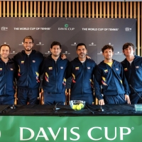 Equipo colombiano de Copa Davis que avanzó al Grupo Mundial I y ahora enfrentará a Países Bajos. Aparecen (izq. a der.) los bogotanos Juan Sebastián Gómez y Adriá Soriano, además de Nicolás Mejía, el capitán Alejandro Falla, Nicolás Barrientos y Miguel Tobón. Foto cortesía Fedetenis. 