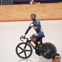 Alegría plena del ciclista del Equipo Bogotá, Jordan Parra, tras ganar la prueba de la eliminación en el Campeonato Panamericano de Pista Élite en Santiago de Chile. Foto cortesía Fedeciclismo. 