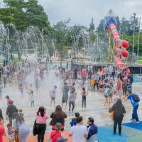Niños jugando en un parque