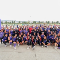 El director del IDRD, Daniel García Cañón, junto a instructores de actividad física y miles de asistentes durante la jornada realizada en el parque El Tunal. Foto: IDRD.