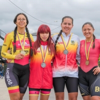 Medallistas del Equipo Bogotá en las pruebas contrarreloj de la Copa Nacional de Paracycling en Tocancipá. Aparecen (izq. a der.) Giselle Natalia Hernández, Sara Cruz, Lina Dueñas y Paula Andrea Ossa. Fotos IDRD.