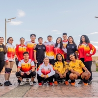 El Equipo Bogotá de Levantamiento de Pesas, dirigido por Alicia Romero (arriba, tercera de izq.  a der.), quien regresó y espera volver a poner este deporte en los más ato, sobre todo en los Juegos Nacionales. 2027. Foto IDRD.